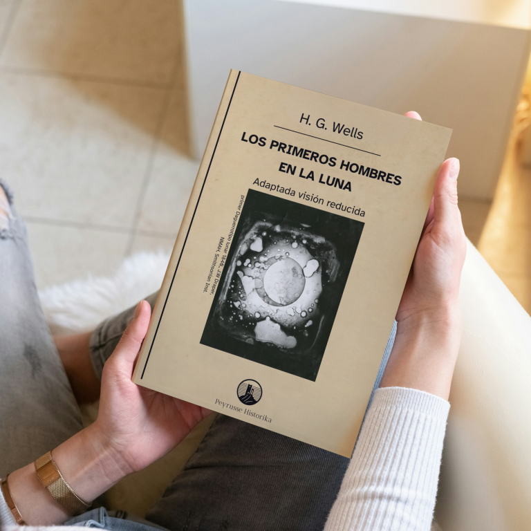 Persona leyendo el libro Los primeros hombres en la Luna de H. G. Wells, edición adaptada para visión reducida por Peyrusse Historika.