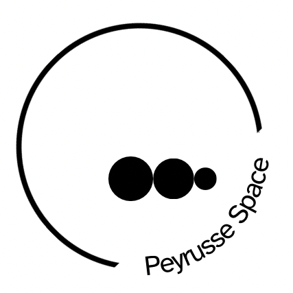 
Logotipo circular de Peyrusse Space con tres planetas negros alineados y texto curvado.